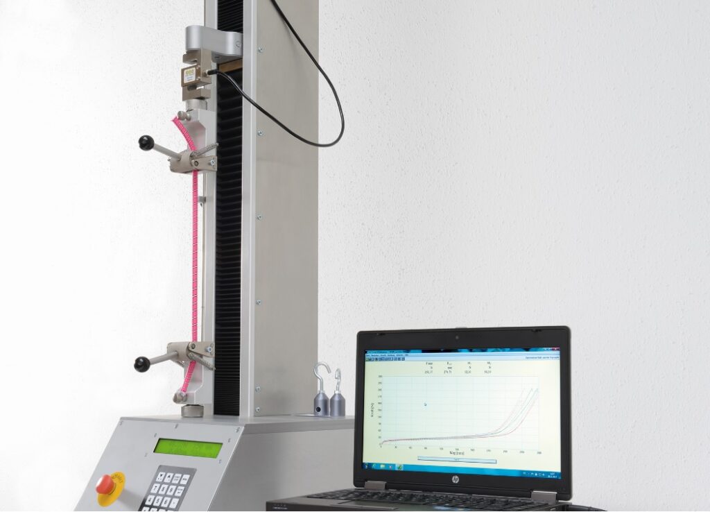 Zugprüfmaschine zur Qualitätssicherung von Gummiseilen und technischen Komponenten