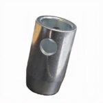 Metallische Terminal‑Konsole mit schräger Stirnfläche und seitlicher Bohrung für technische Verbindungen.