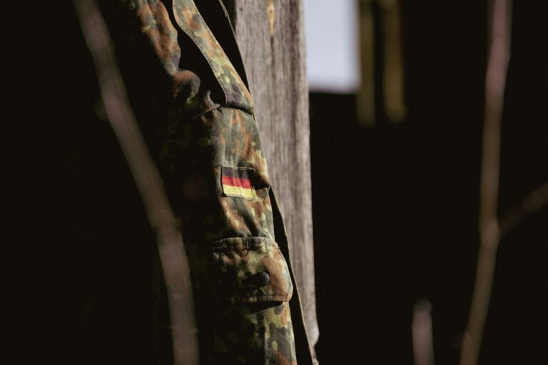 Soldat in Tarnuniform mit Deutschlandabzeichen als Symbol für Sicherheits‑ und Verteidigungsanwendungen.