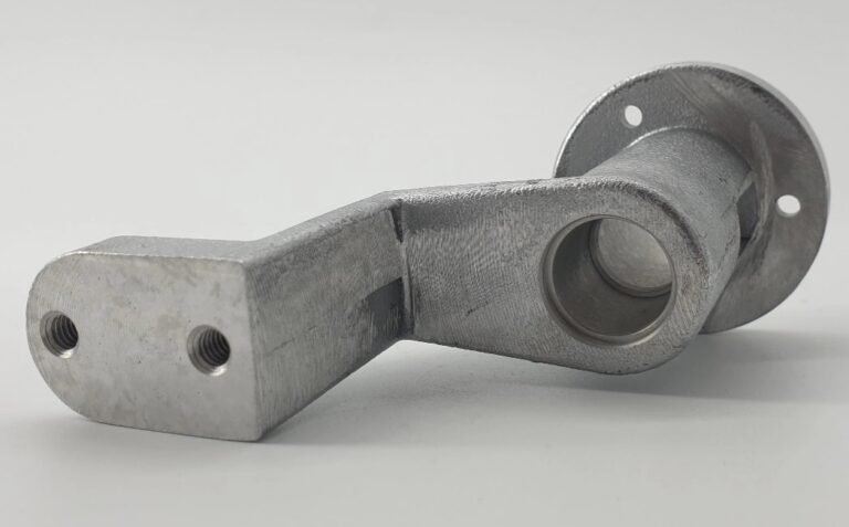 CNC-gefertigtes Metallbauteil mit Bohrungen und Verbindungselement