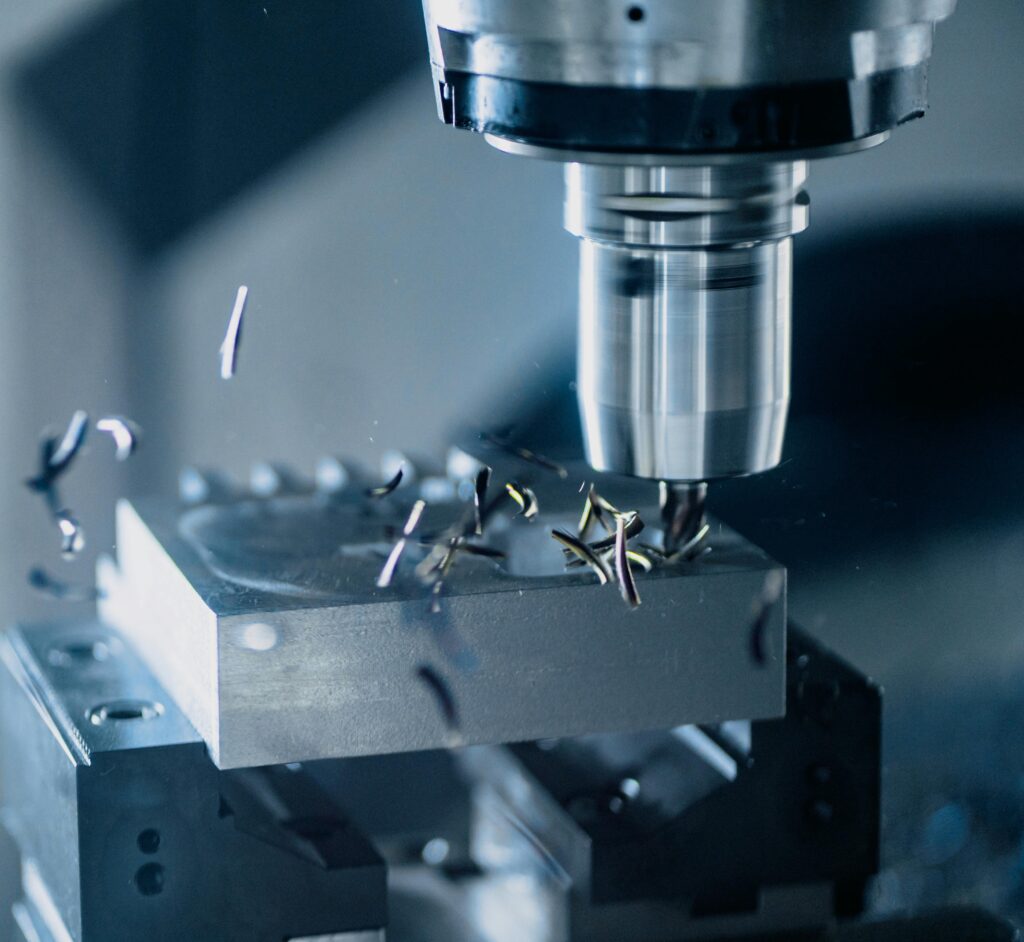 CNC-Fräsmaschine bei der Bearbeitung eines Metallblocks für präzise technische Fertigungsteile