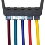 Historischer Gummiexpander mit Griff und farbigen Elastikseilen als frühes Fitness-Trainingsgerät