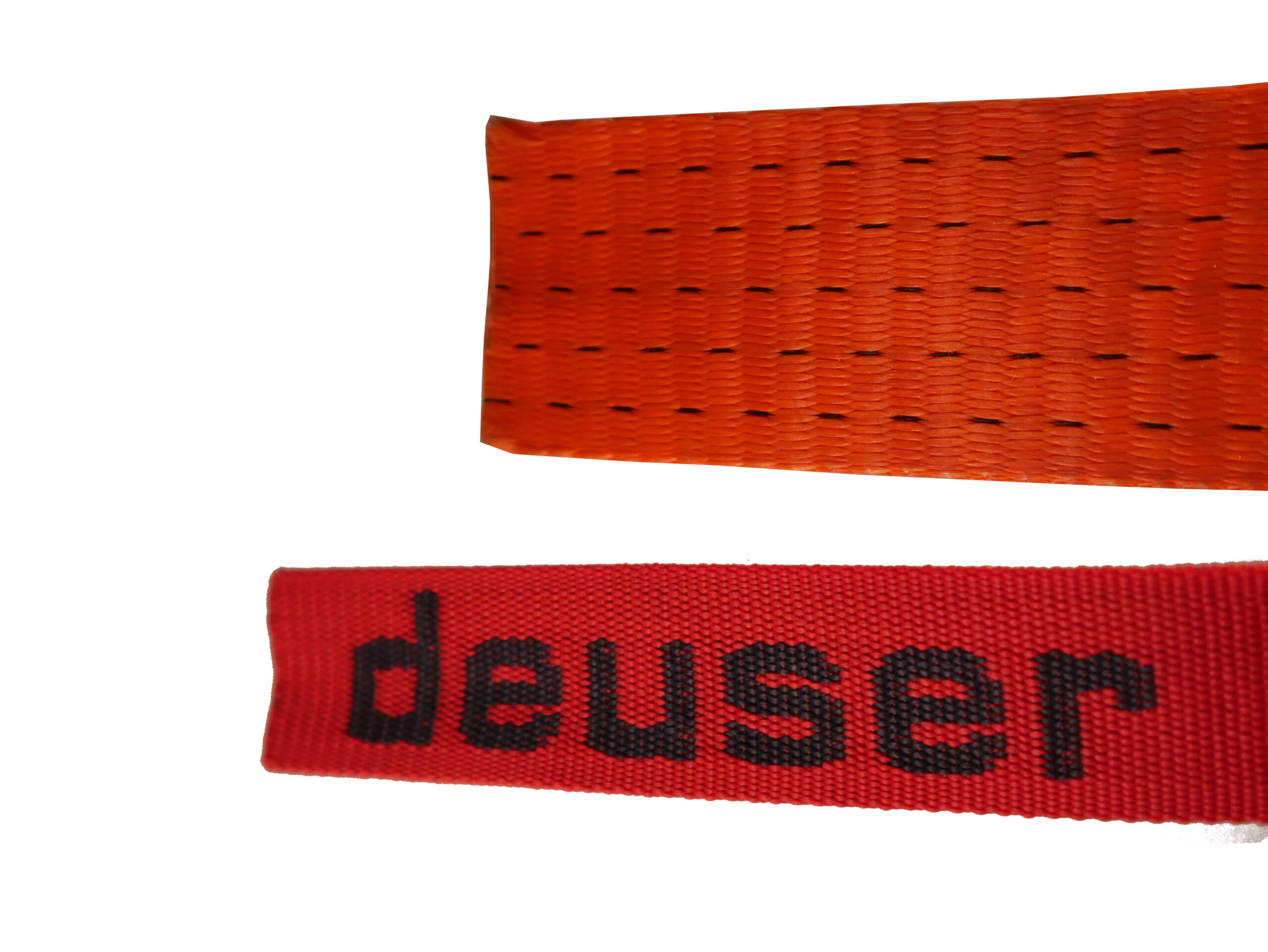 Rote Gurtbänder mit schwarzer „deuser“-Aufschrift auf weißem Hintergrund