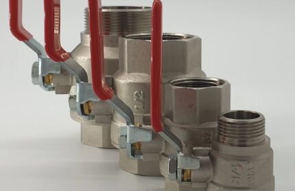 Kugelhähne mit roten Hebelgriffen aus Metall für industrielle Anwendungen