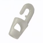 Weißer Kunststoffhaken mit 6‑mm Seilöffnung – Fixierelement für Expanderseile und Spannfixe, Deuser Systems.