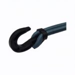 Verstellbarer Kunststoffhaken an blauem Expanderseil – variables Fixierelement für Rundgummi‑Befestigungen, Deuser Systems.