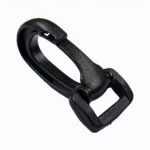 Schwarzer Kunststoffkarabiner mit 20‑mm Gurtbandaufnahme – leichter Befestigungskarabiner für technische Anwendungen, Deuser Systems.