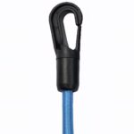 Kunststoffkarabiner mit 5‑mm Aufnahme an blauem Expanderseil – leichtes Fixierelement für technische Befestigungen, Deuser Systems.