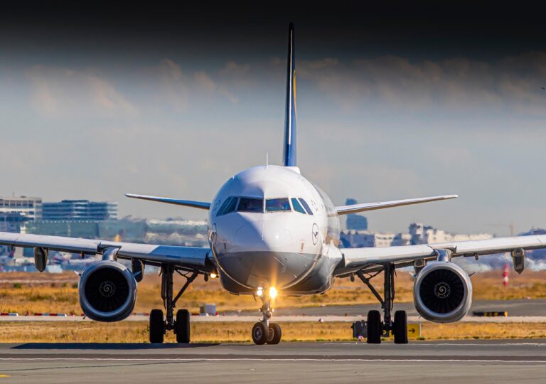 Passagierflugzeug auf dem Rollfeld als Symbol für Anwendungen in der Luftfahrtindustrie.