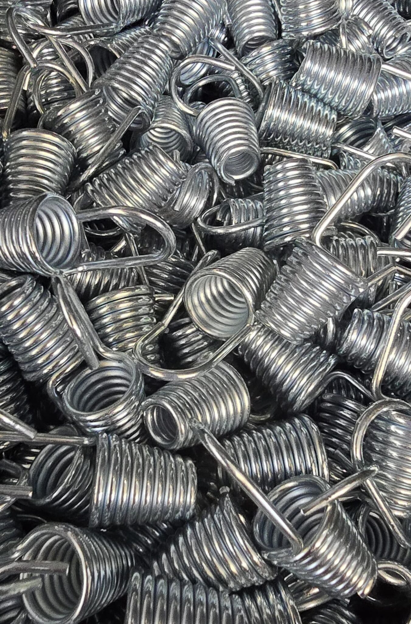 Spiraldrahthaken aus Metall für Spanngummi und Expanderseil – robuste Befestigungskomponenten für elastische Spannsysteme.