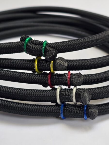 Konfektionierte Expanderseile mit Aluminiumclips zu geschlossenen Ringen verarbeitet